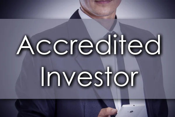 Geaccrediteerde investeerder - jonge zakenman met tekst - business con — Stockfoto