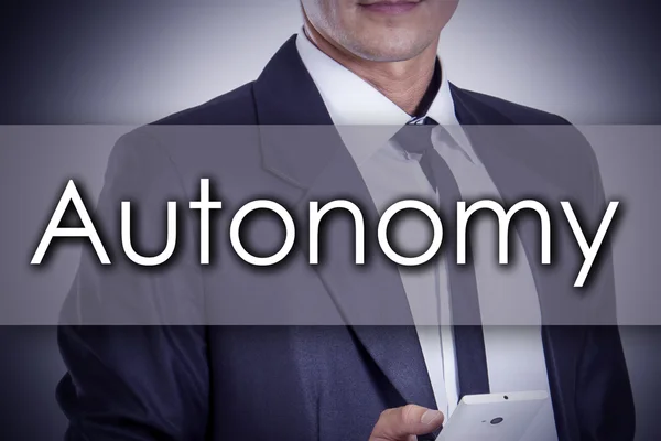 Автономия - Молодой бизнесмен с текстовой - бизнес-концепцией — стоковое фото