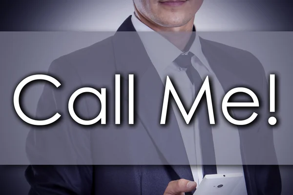 ¡Llámame! - Joven empresario con texto - concepto de negocio — Foto de Stock