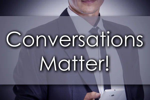 ¡Las conversaciones importan! - Joven hombre de negocios con texto - negocio c —  Fotos de Stock