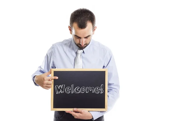 Välkommen - ung affärsman med blackboard — Stockfoto