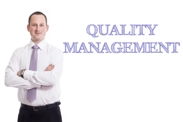 Kwaliteitsbeheer - jonge zakenman met blauwe tekst — Stockfoto