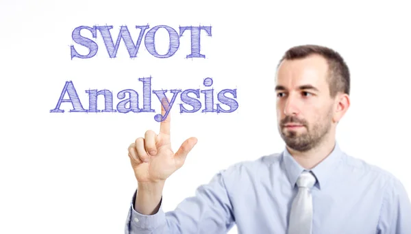 SWOT-analys - ung affärsman med blå text — Stockfoto