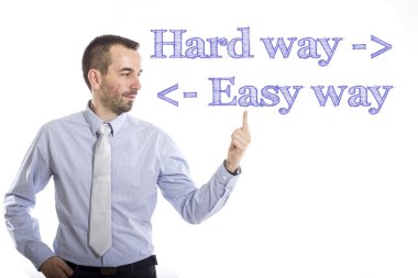 Zor yoldan, kolay way - mavi metin ile genç işadamı