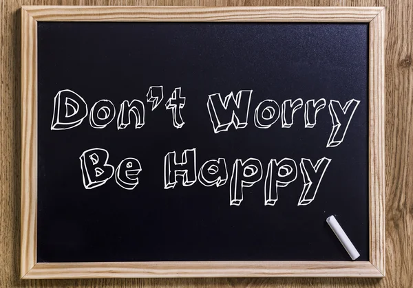 Don't Worry Be Happy - nieuwe schoolbord met geschetst tekst — Stockfoto