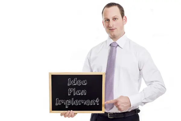 Pomysł - Plan - wdrożenie - młody biznesmen z tablicy — Zdjęcie stockowe