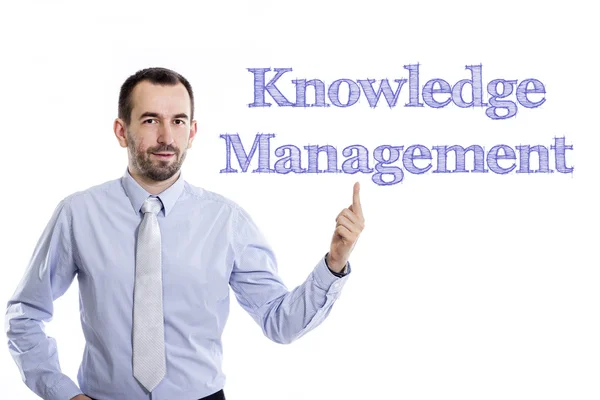 Διαχείριση γνώσης - νέος επιχειρηματίας με μπλε κείμενο — Φωτογραφία Αρχείου
