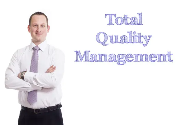 Total Quality Management - jonge zakenman met blauwe tekst — Stockfoto