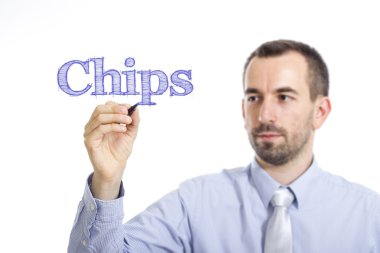 Cips - genç işadamı saydam yüzey üzerinde mavi metin yazma