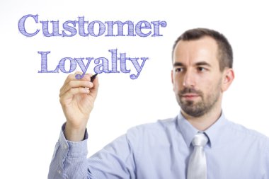 Müşteri sadakati - mavi metin ile genç işadamı