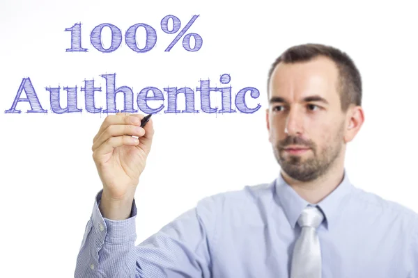 100 por cento autêntico - Jovem empresário escrevendo texto azul — Fotografia de Stock
