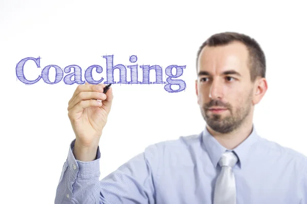 Coaching - Giovane imprenditore che scrive testo blu su superficie trasparente — Foto Stock