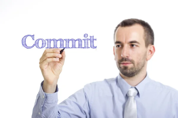 Commit - Jungunternehmer schreibt blauen Text auf transparente Oberfläche — Stockfoto