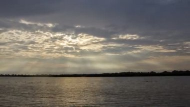 Güneş ışınları bir göl üzerinde