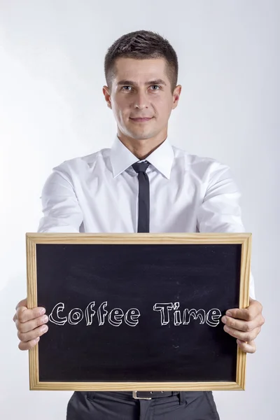 Coffee Time - молодий бізнесмен тримає крейдяну дошку з текстом — стокове фото