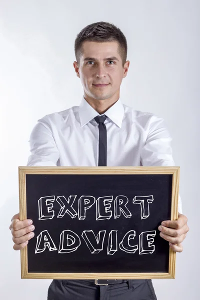 Deskundig advies - jonge zakenman houden schoolbord — Stockfoto