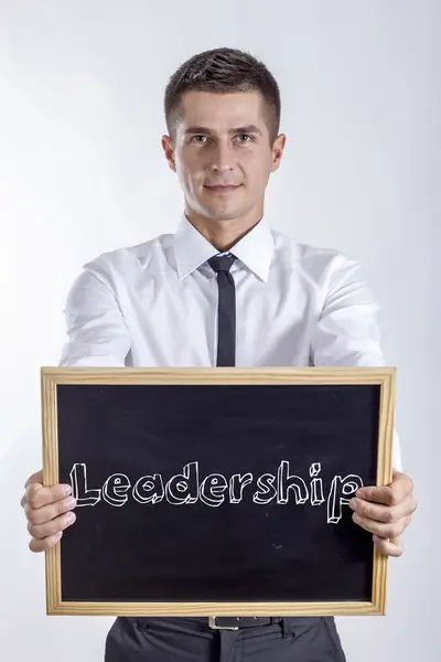 Liderlik - kara tahta tutan genç işadamı — Stok fotoğraf