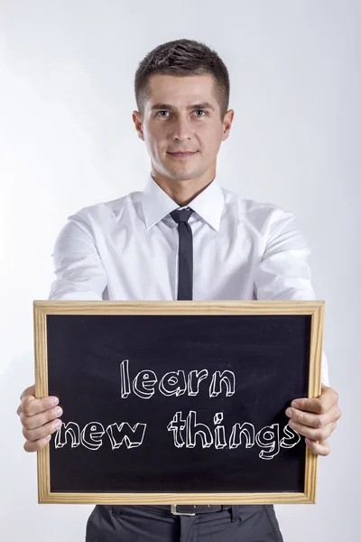 Ismerje meg új dolgokat - fiatal üzletember gazdaság chalkboard — Stock Fotó