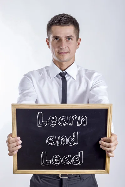 Aprender e chumbo - Jovem empresário segurando quadro — Fotografia de Stock