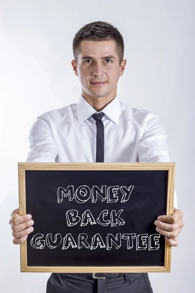 Pénz-visszafizetési garancia - fiatal üzletember gazdaság chalkboard — Stock Fotó
