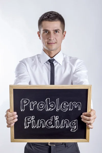 Problem att hitta - ung affärsman holding svarta tavlan — Stockfoto