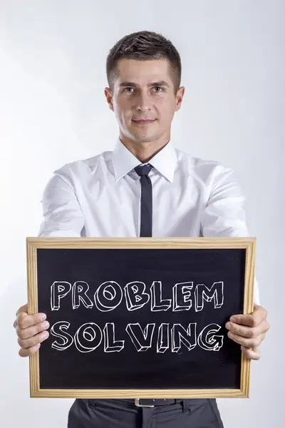 PROBLEM SOLVING - молодий бізнесмен тримає крейдяну дошку — стокове фото