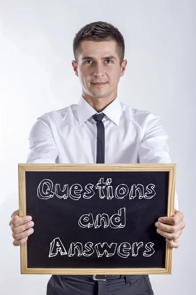 Ερωτήσεις και απαντήσεις - νέος επιχειρηματίας που κατέχουν Μαυροπίνακας — Φωτογραφία Αρχείου