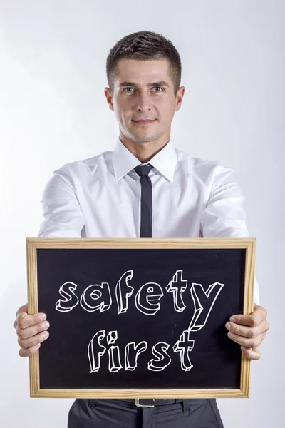 Siguranţa întâi! Tânăr om de afaceri care deține tablă de cretă — Fotografie, imagine de stoc