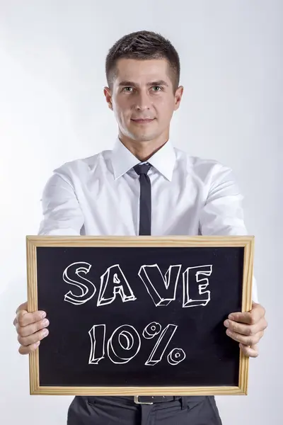 Экономия 10 процентов - Молодой бизнесмен держит доску — стоковое фото