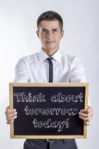 Denk over morgen vandaag! -Jonge zakenman bedrijf schoolbord — Stockfoto