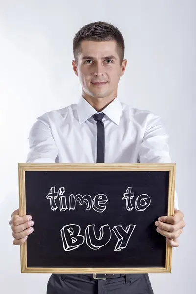 Tiempo para comprar - Joven hombre de negocios sosteniendo pizarra — Foto de Stock