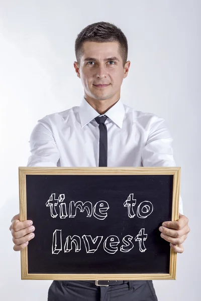 Tijd om Invest - jonge zakenman houden schoolbord — Stockfoto