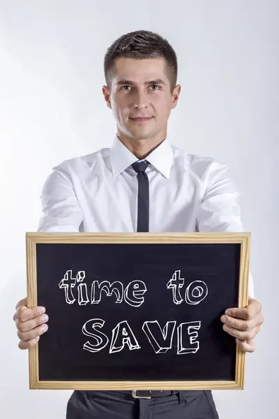 Час заощаджувати - молодий бізнесмен тримає крейдяну дошку — стокове фото