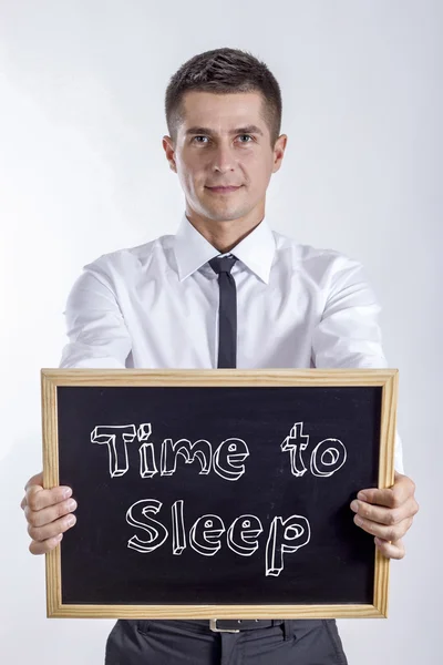 Час спати - молодий бізнесмен тримає крейдяну дошку — стокове фото