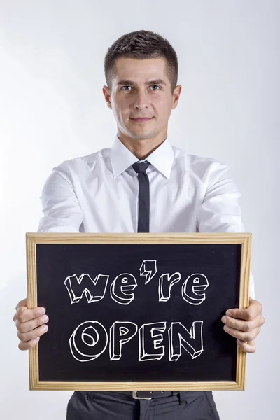 Είμαστε Open - νέος επιχειρηματίας που κατέχουν Μαυροπίνακας — Φωτογραφία Αρχείου