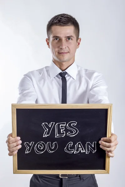 SI PUEDES - Joven hombre de negocios sosteniendo pizarra — Foto de Stock