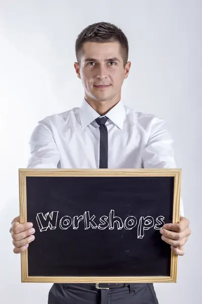 Workshop - Giovane imprenditore che tiene la lavagna — Foto Stock