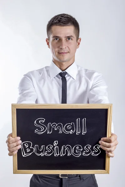 Mały biznes - młody biznesmen posiadania tablicy — Zdjęcie stockowe