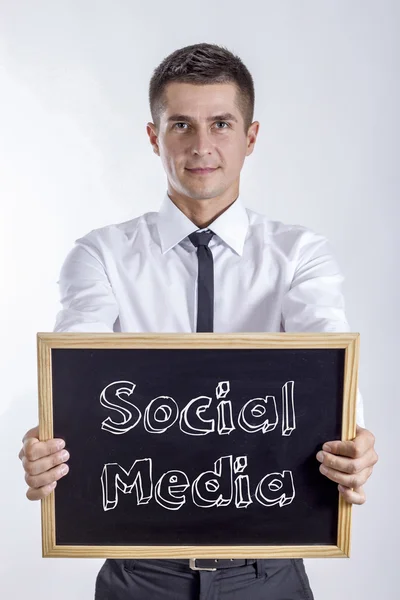 Social Media - fiatal üzletember gazdaság chalkboard — Stock Fotó
