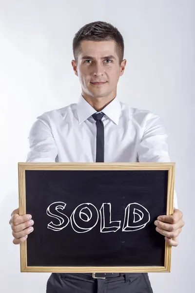 販売 - 黒板を保持している青年実業家 — ストック写真