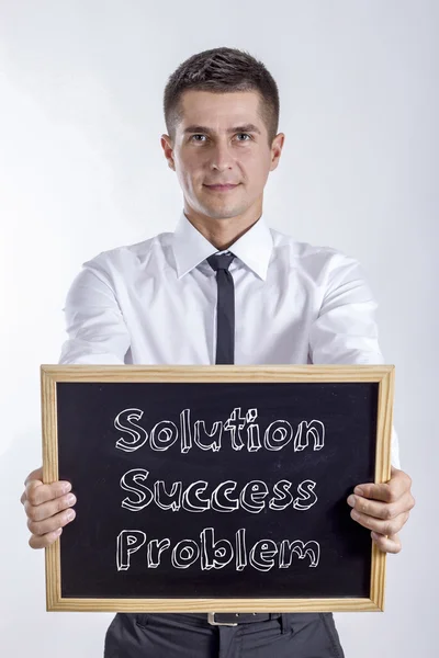 Problème de succès de la solution - Jeune homme d'affaires tenant tableau noir — Photo
