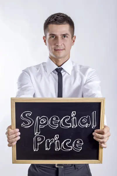 特殊的价格-年轻的商人拿着黑板 — 图库照片