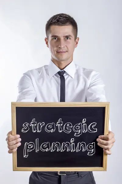 Planowanie strategiczne - młody biznesmen posiadania tablicy — Zdjęcie stockowe