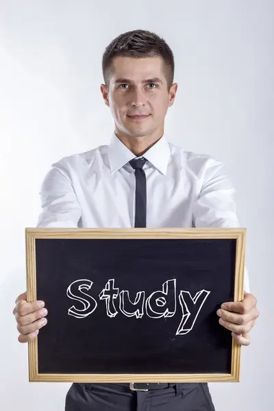 Tanulmány - fiatal üzletember gazdaság chalkboard — Stock Fotó