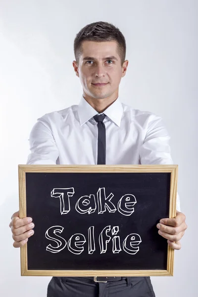 Hogy Selfie - fiatal üzletember gazdaság chalkboard — Stock Fotó