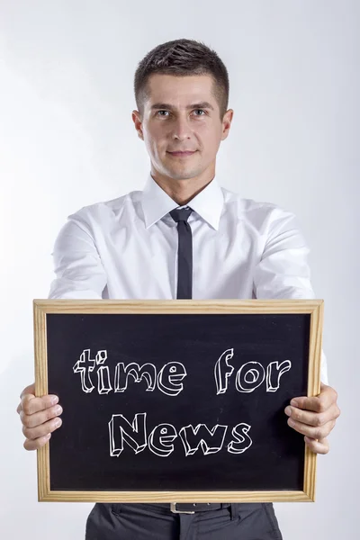 Hora de las noticias - Joven empresario sosteniendo pizarra —  Fotos de Stock