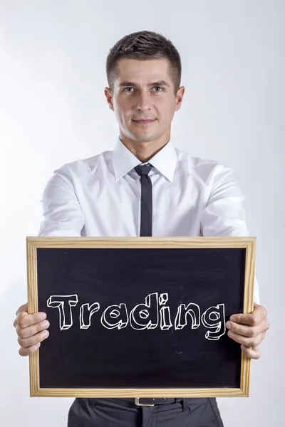 Trading - jonge zakenman houden schoolbord — Stockfoto