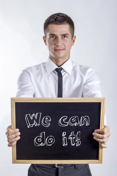 Bunu yapabiliriz! -Genç işadamı holding kara tahta — Stok fotoğraf