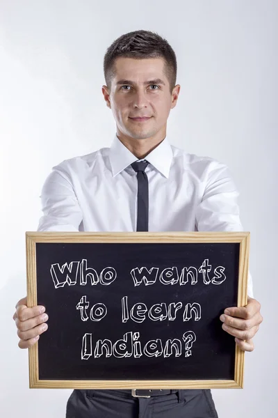 Aki meg akarja tanulni indiai? -Fiatal üzletember gazdaság chalkboard — Stock Fotó