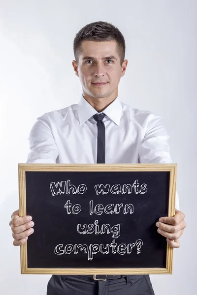 Wie wil leren met behulp van computer? -Jonge zakenman bedrijf schoolbord — Stockfoto